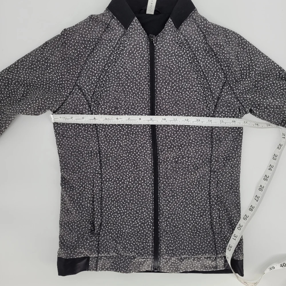 LULULEMON Hit it Frozen fizz white black bomber windbreaker Jacket  size 4 - Picture 10 of 10